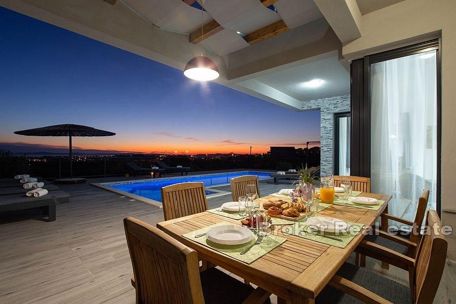 Villa con piscina, vista mare