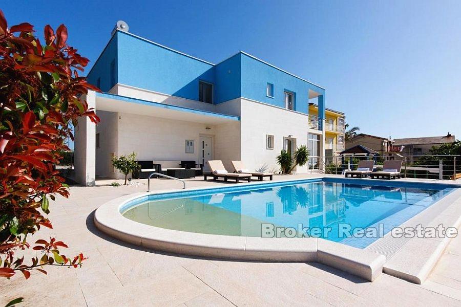 Villa con piscina e vista mare