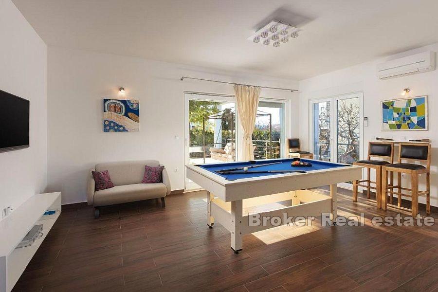 Villa con piscina e vista mare