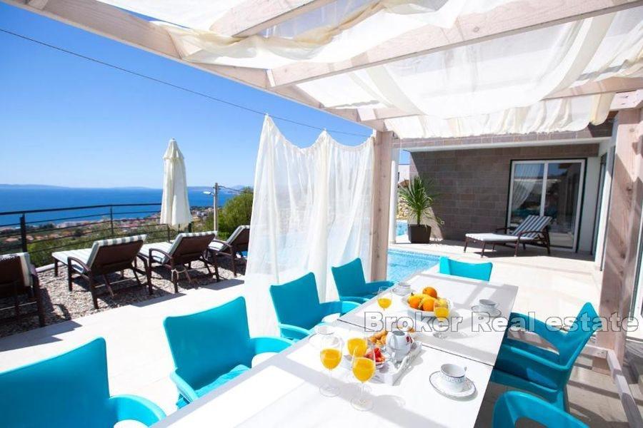 Villa mit Pool und Meerblick