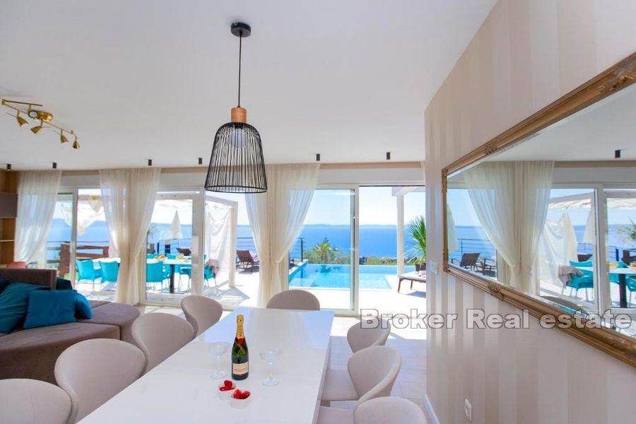 Villa mit Pool und Meerblick