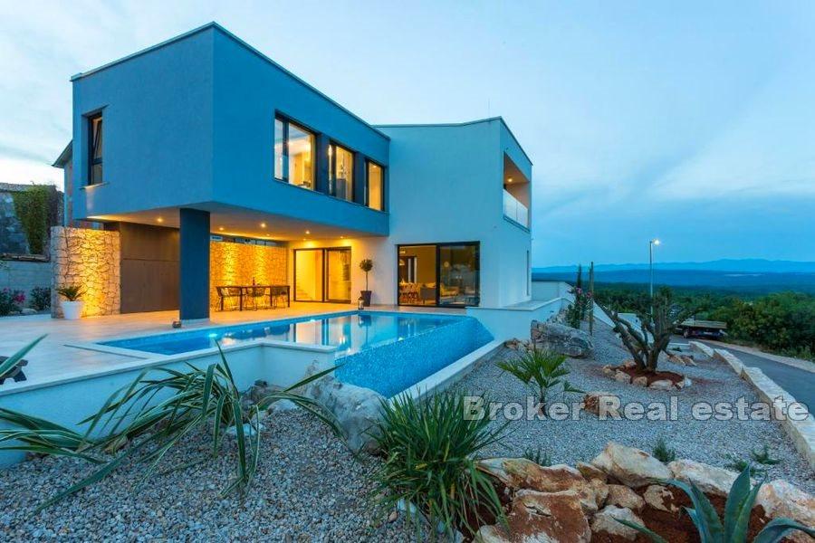 Villa with pool and a sea view