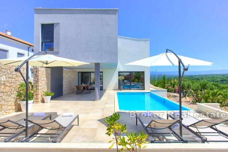 Villa with pool and a sea view