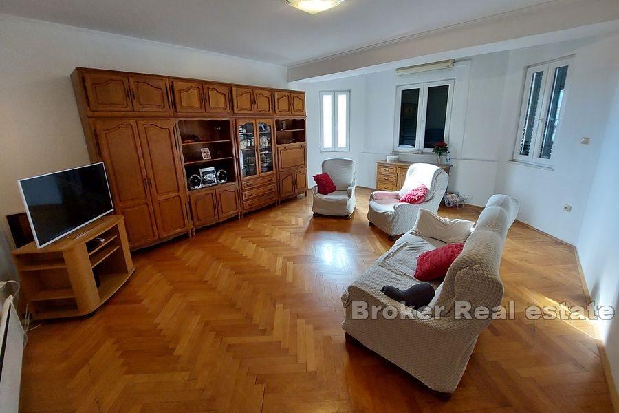 Manuš, Dreizimmerwohnung