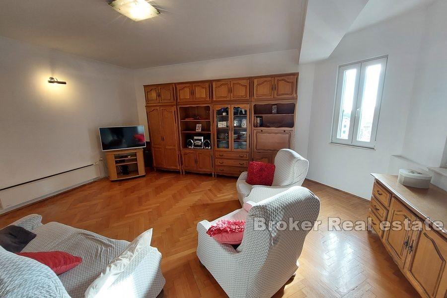 Manuš, Dreizimmerwohnung