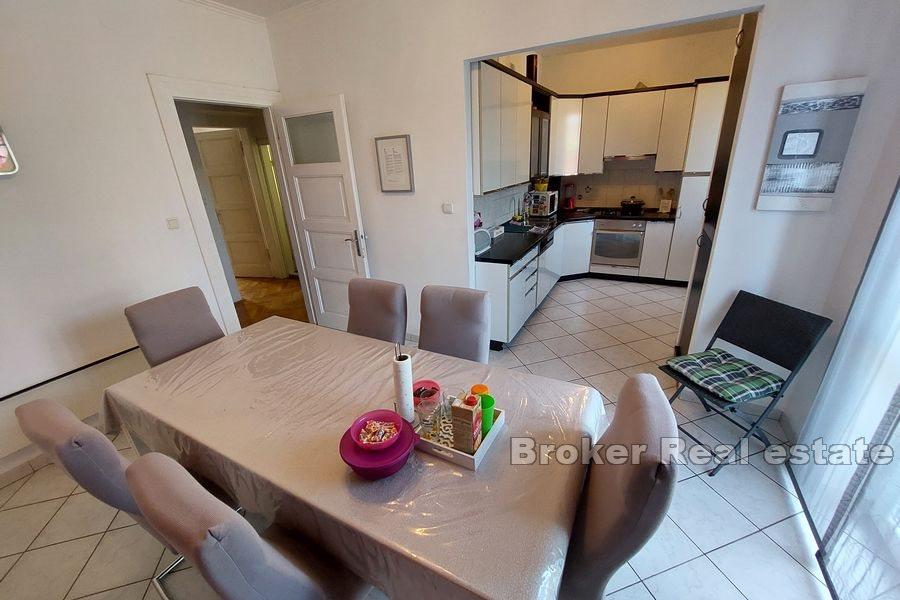 Manuš, Dreizimmerwohnung