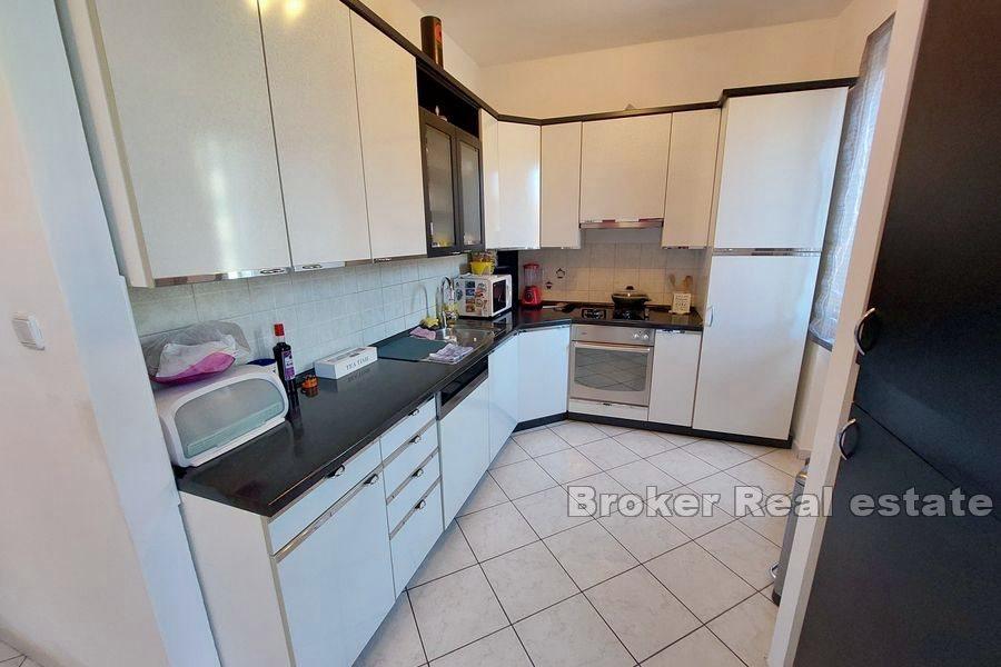 Manuš, Dreizimmerwohnung