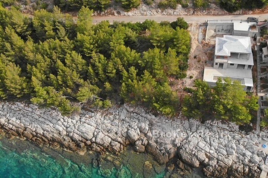 Недостроенный дом с бассейном, у моря