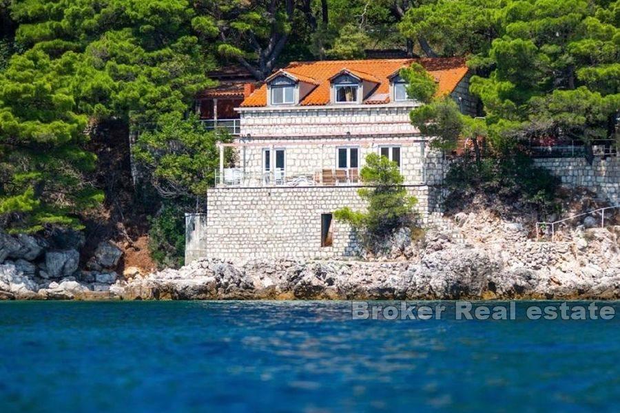 Maison en pierre au bord de la mer