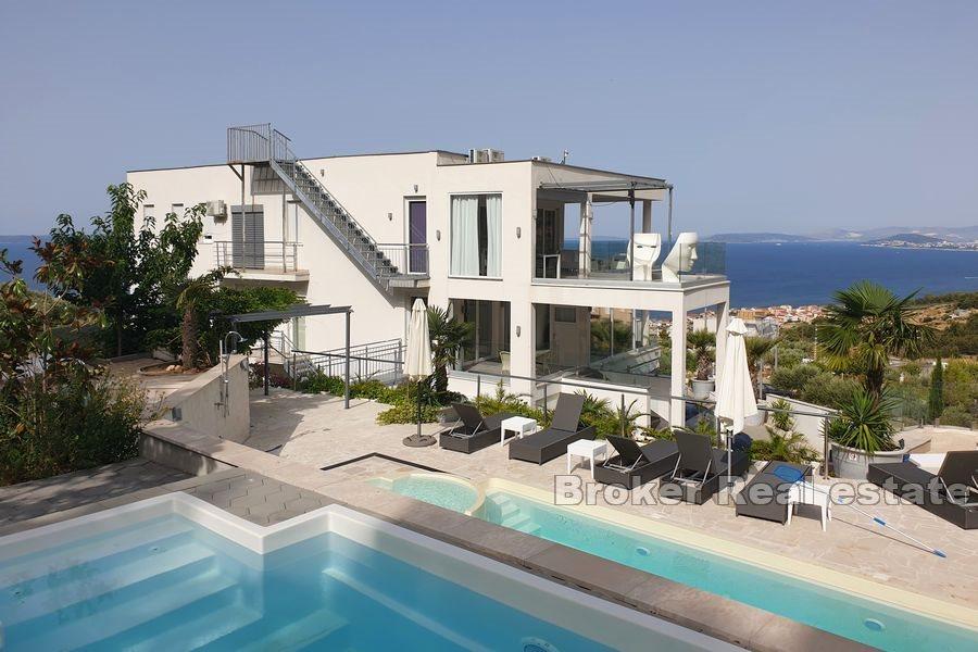 Villa con piscina e vista mare