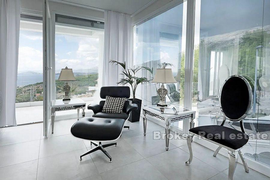 Villa con piscina e vista mare