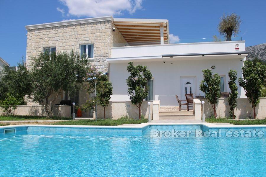 Haus mit Pool, Meerblick
