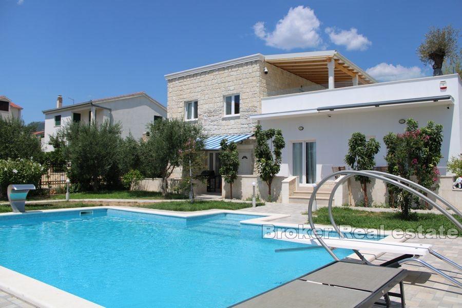 Haus mit Pool, Meerblick