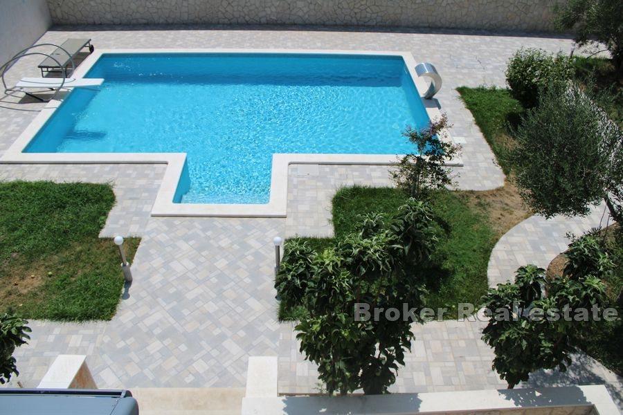 Haus mit Pool, Meerblick