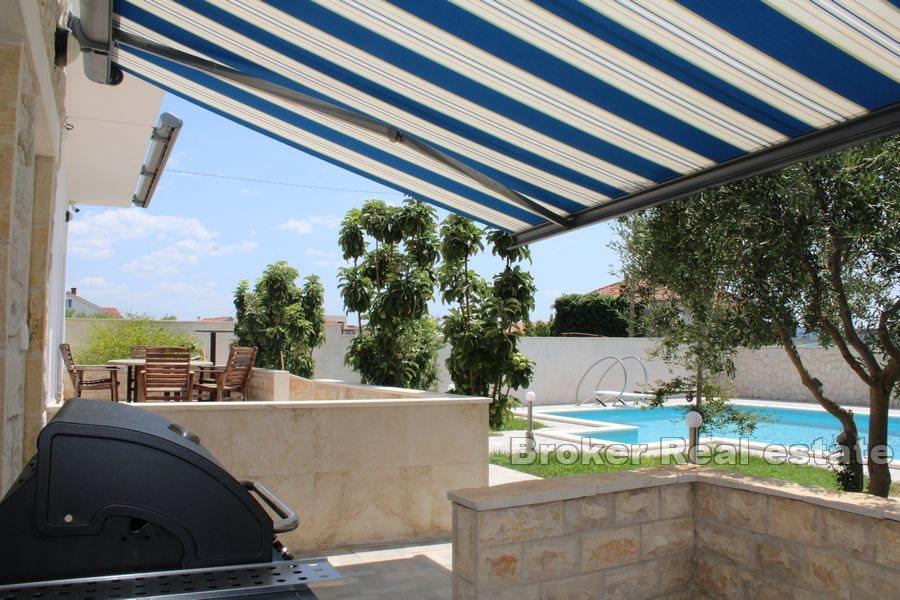 Haus mit Pool, Meerblick