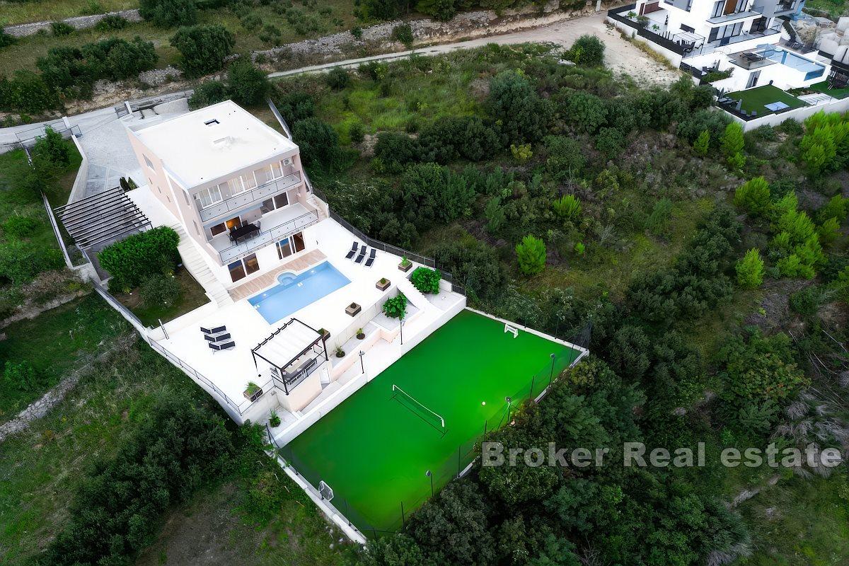 Villa mit Pool und Meerblick