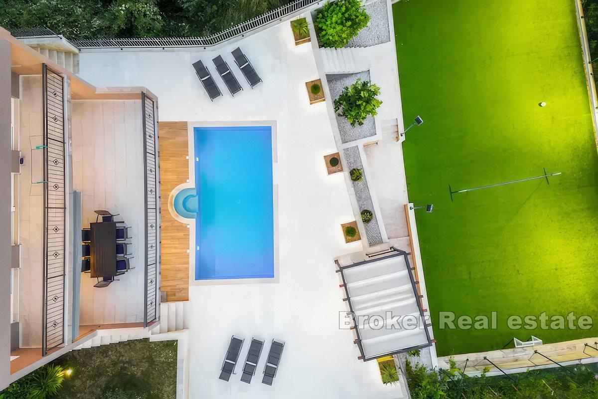 Villa mit Pool und Meerblick