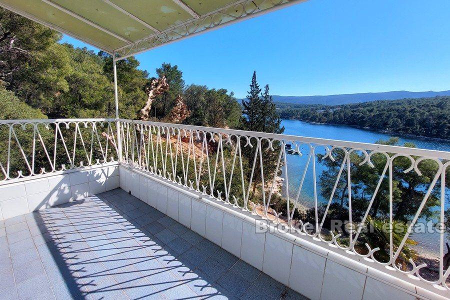 Maison à deux étages, première rangée de la mer dans une baie tranquille