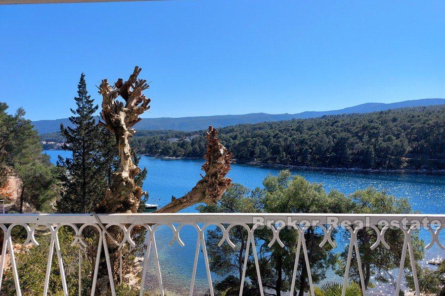 Maison à deux étages, première rangée de la mer dans une baie tranquille