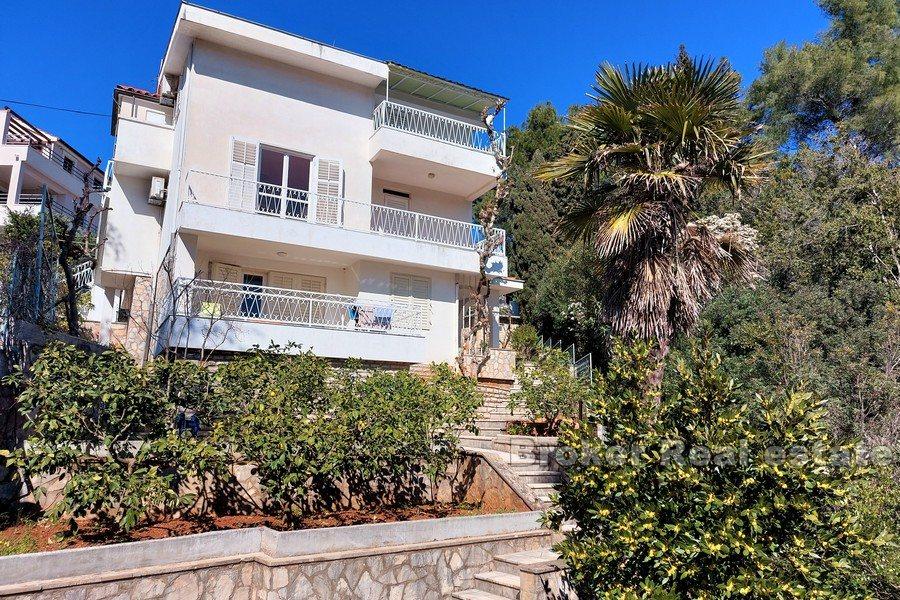 Maison à deux étages, première rangée de la mer dans une baie tranquille