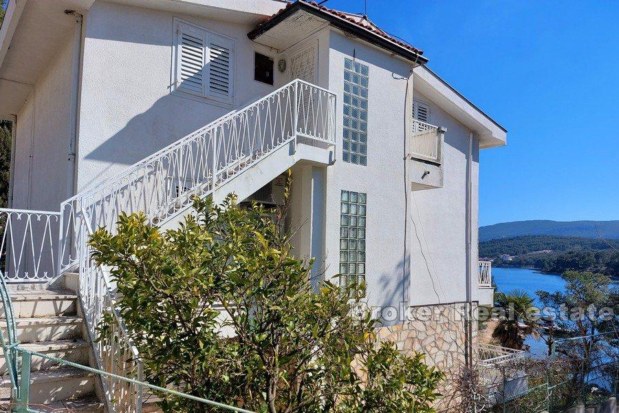 Maison à deux étages, première rangée de la mer dans une baie tranquille