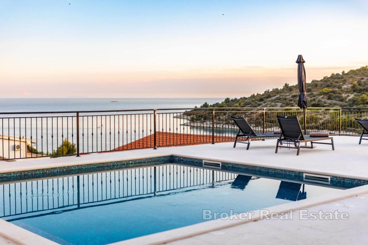 Villa con piscina e vista mare