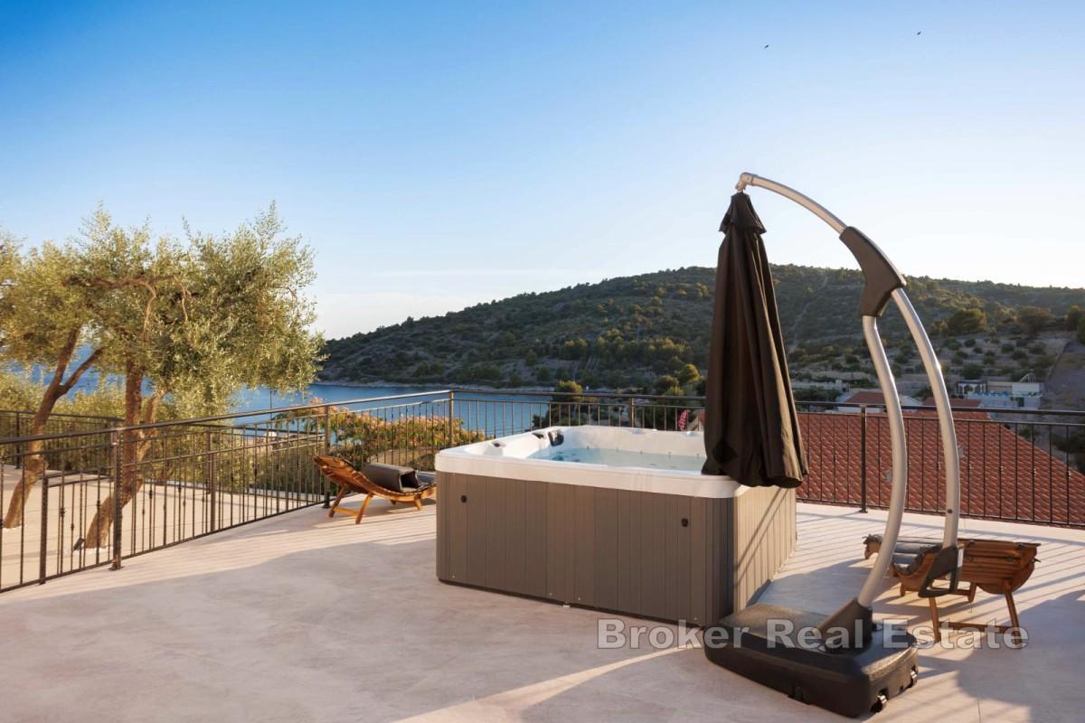 Villa con piscina e vista mare