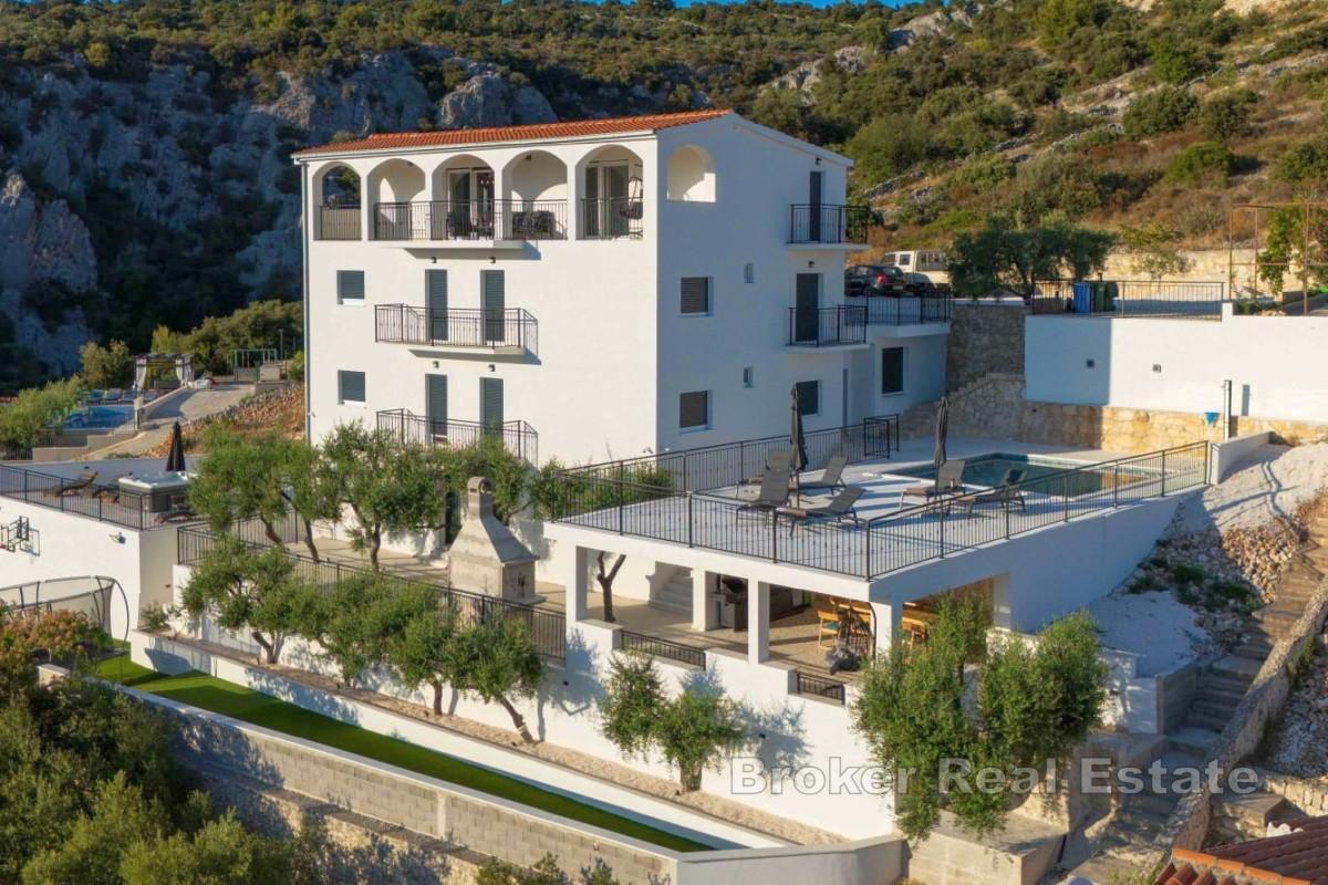 Villa con piscina e vista mare