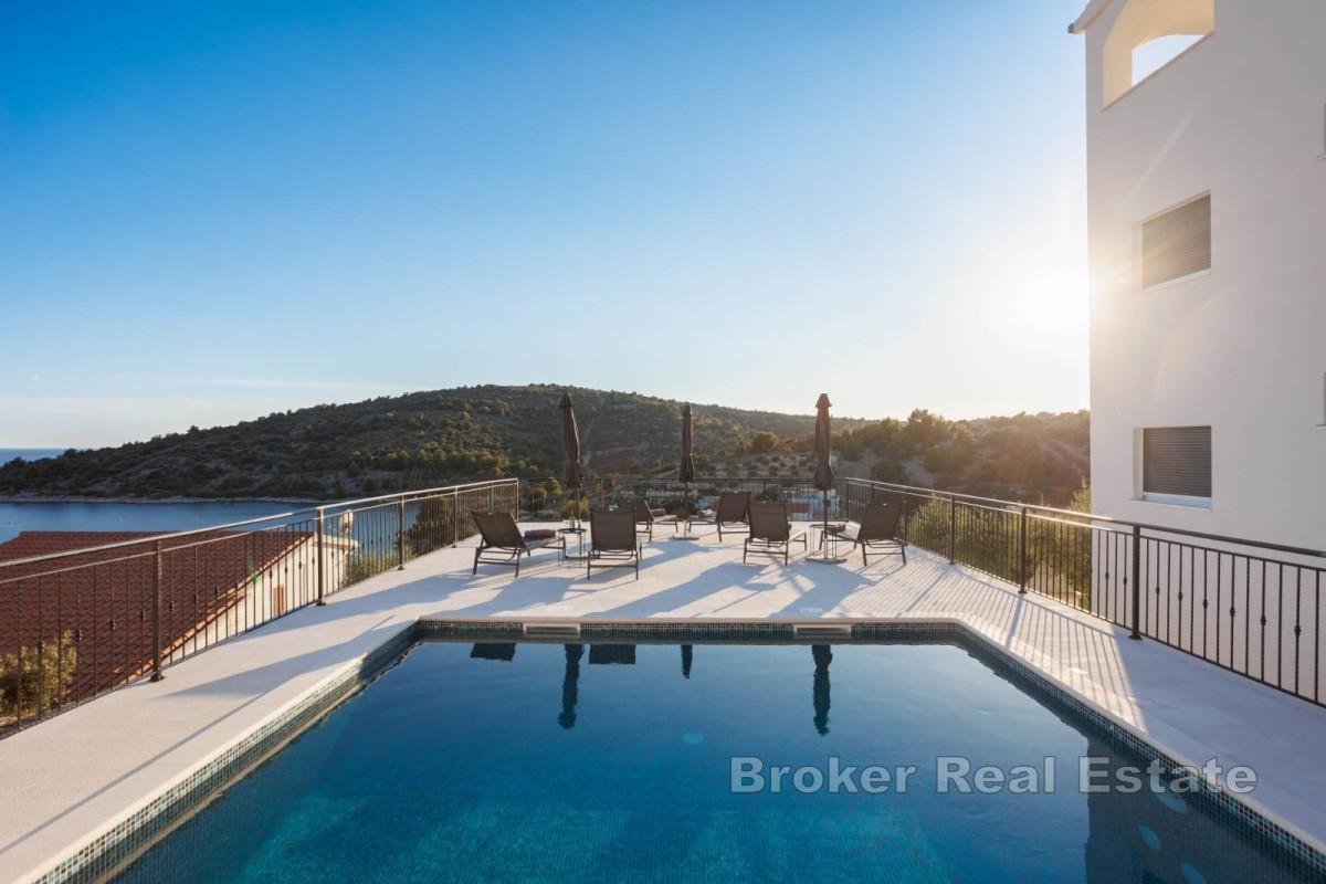 Villa con piscina e vista mare