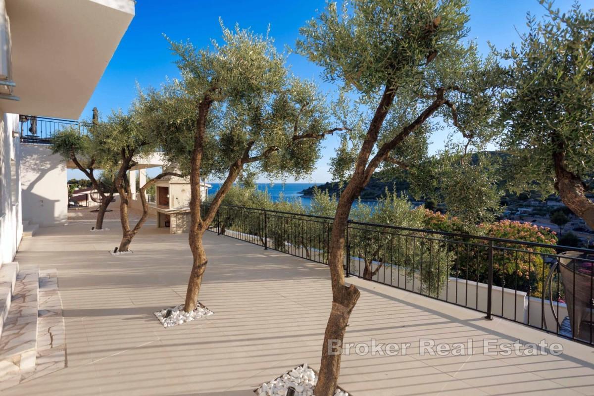 Villa con piscina e vista mare