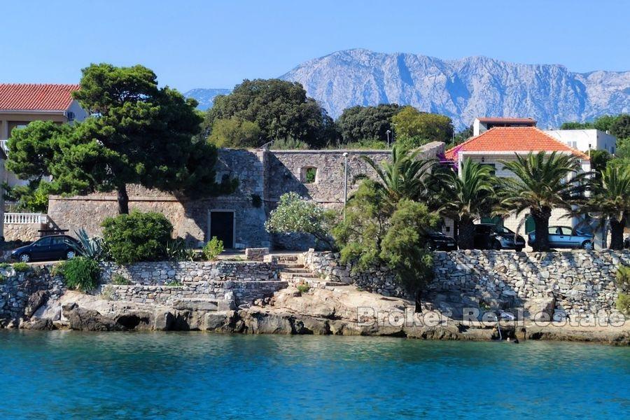 Ruines de la forteresse avec un projet de reconstruction
