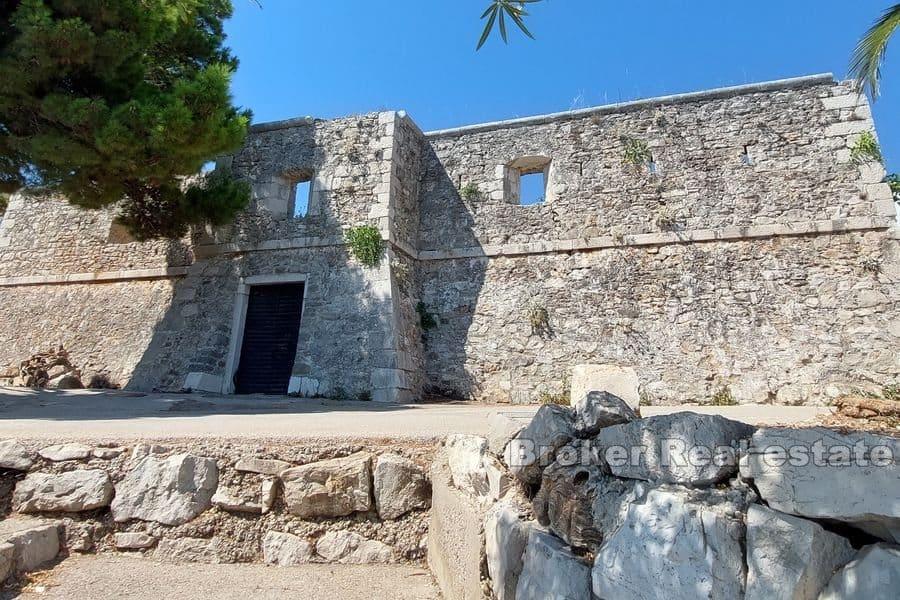 Ruines de la forteresse avec un projet de reconstruction