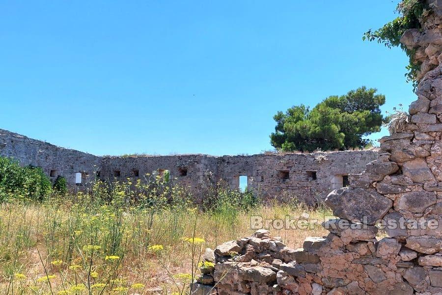 Ruines de la forteresse avec un projet de reconstruction