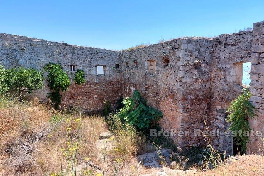 Ruines de la forteresse avec un projet de reconstruction