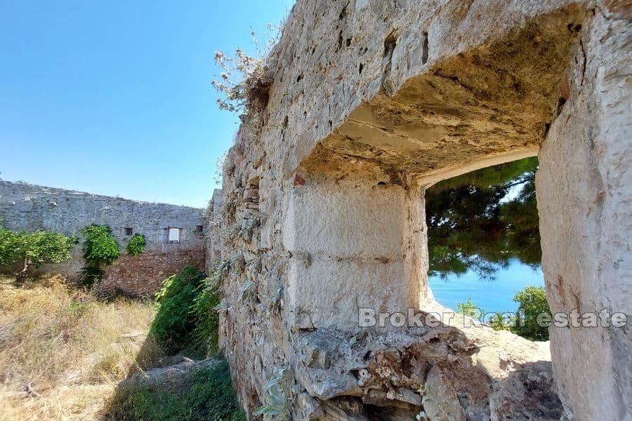 Ruines de la forteresse avec un projet de reconstruction