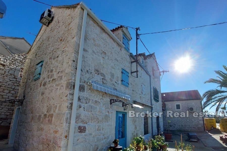 Maison en pierre jumelée au premier rang de la mer