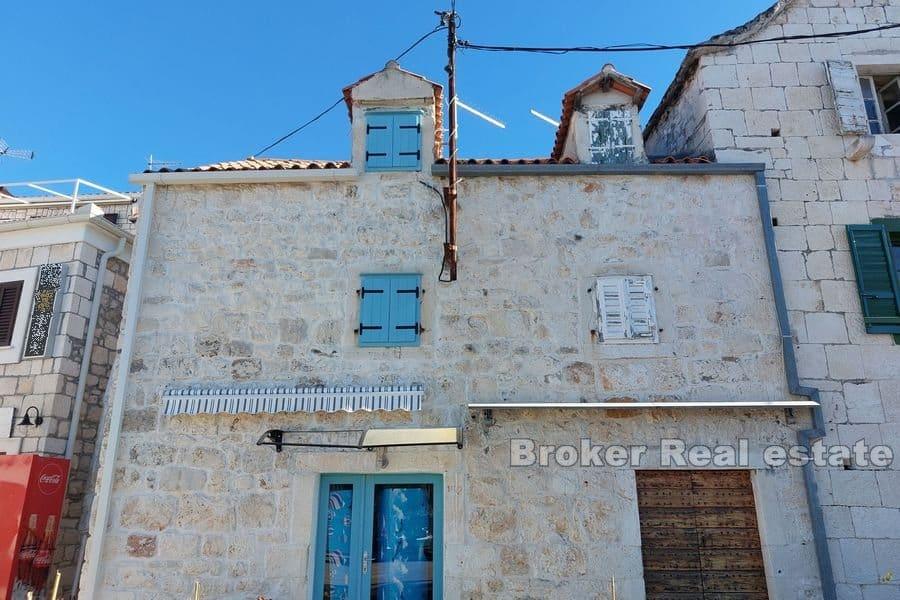 Maison en pierre jumelée au premier rang de la mer