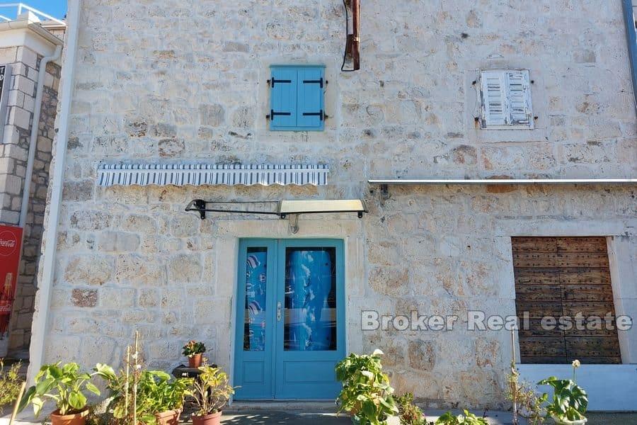 Maison en pierre jumelée au premier rang de la mer