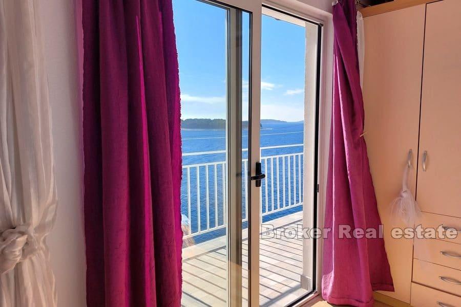 Maison, première rangée de la mer dans un endroit attrayant