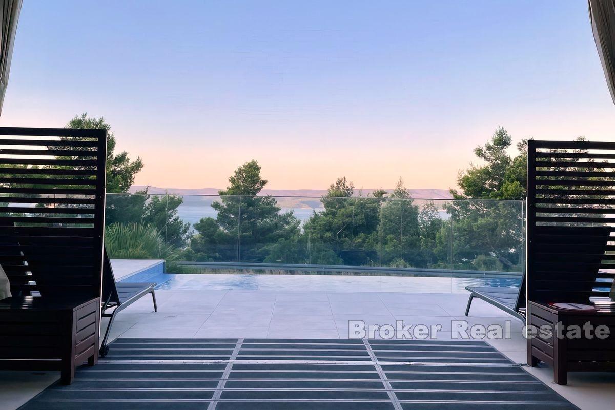 Modern lägenhet i ett hyreshus med pool och havsutsikt