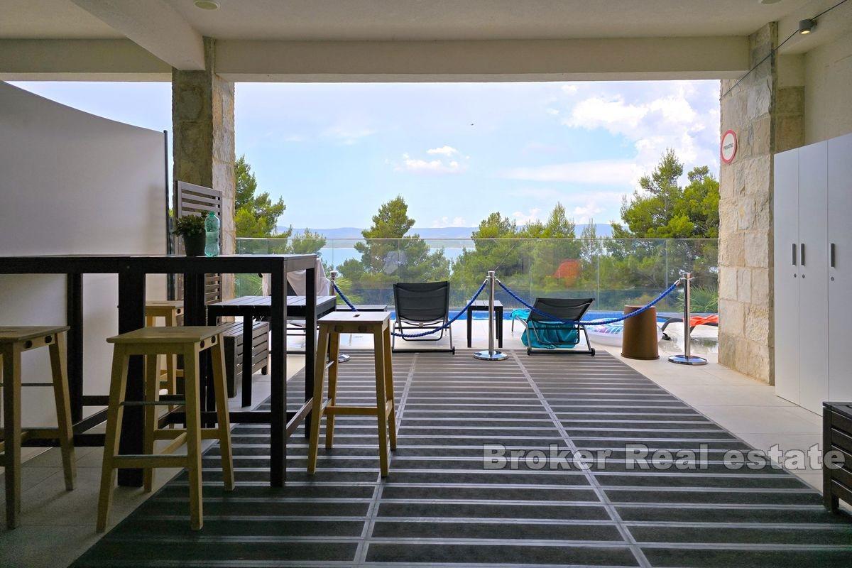 Modern lägenhet i ett hyreshus med pool och havsutsikt