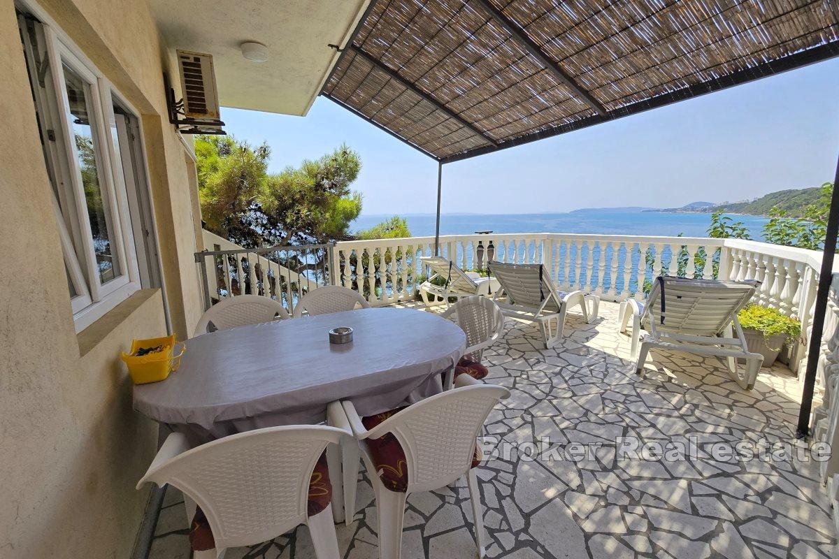 Maison dans un endroit attrayant, première rangée de la mer