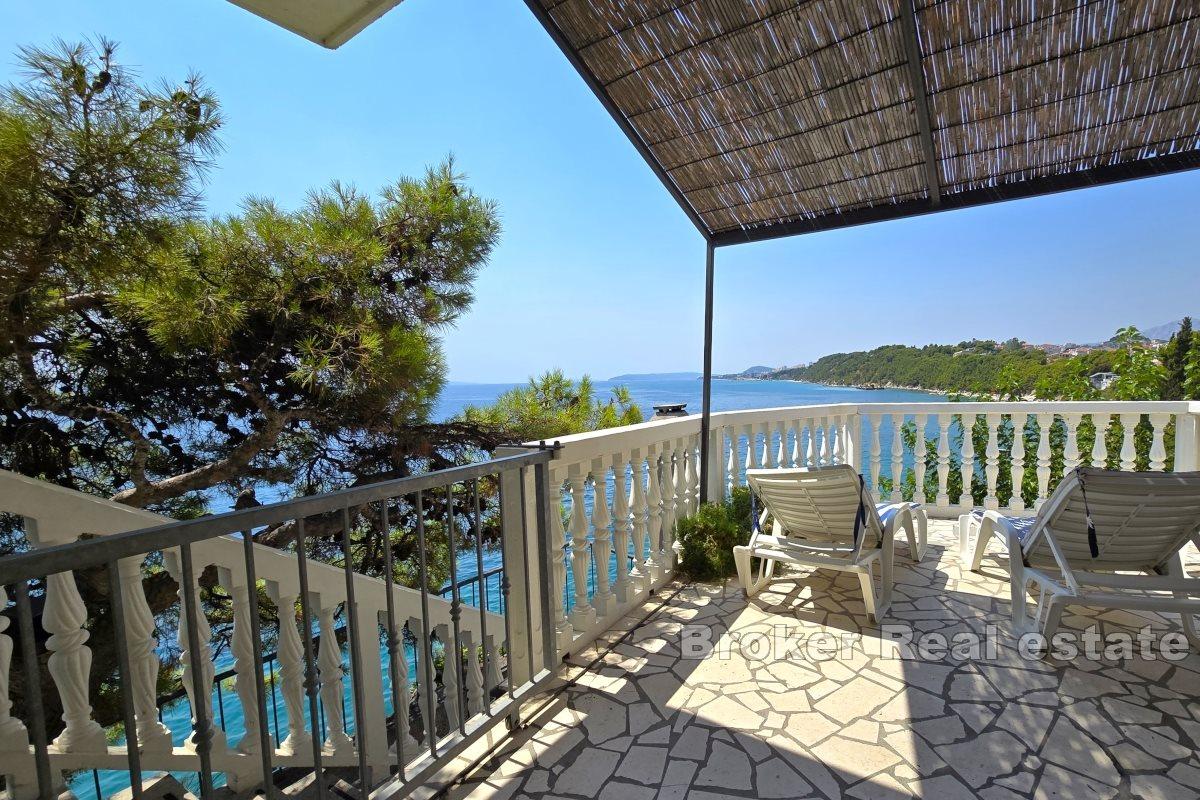 Maison dans un endroit attrayant, première rangée de la mer