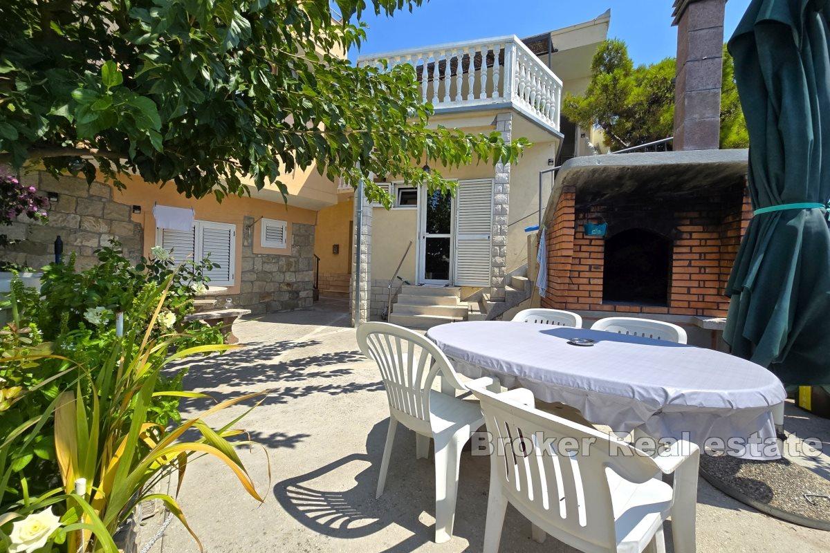 Maison dans un endroit attrayant, première rangée de la mer