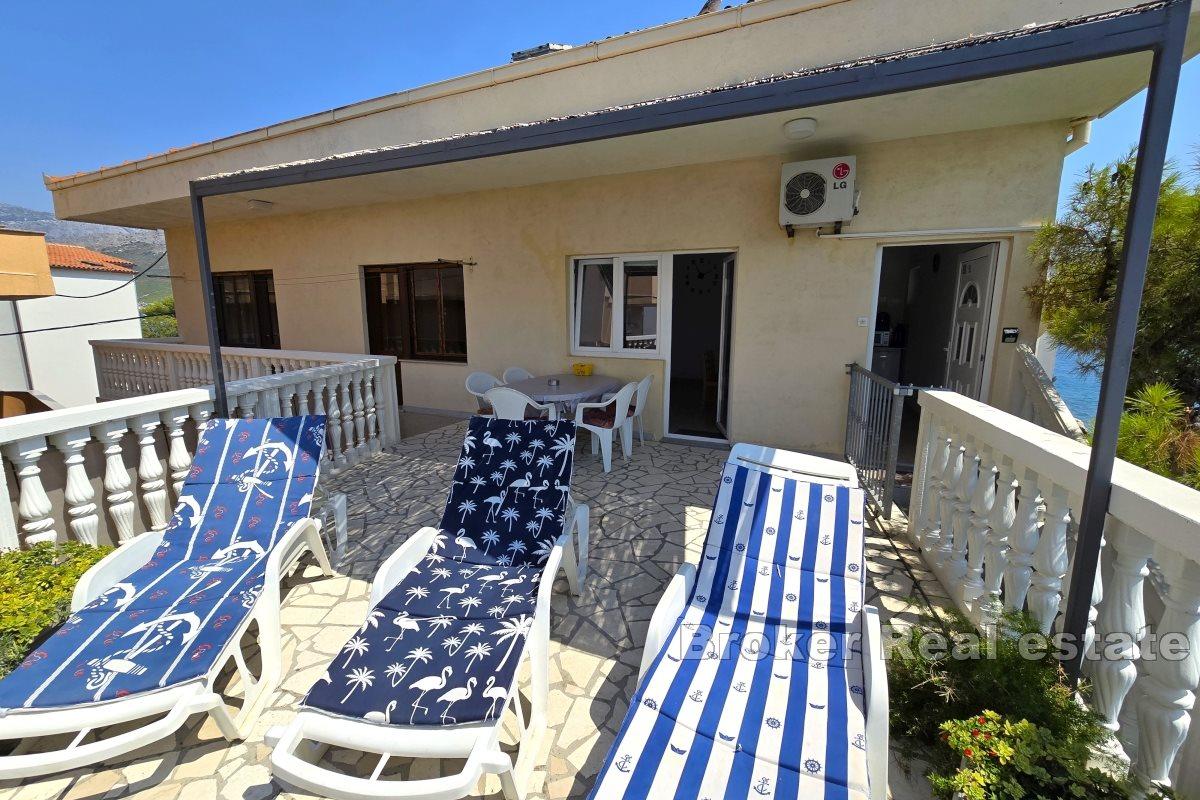 Maison dans un endroit attrayant, première rangée de la mer