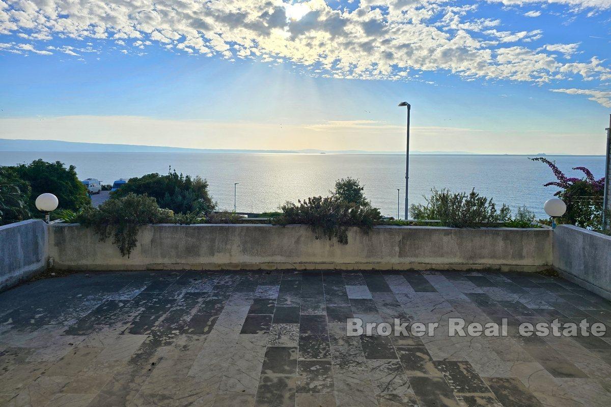 Edificio residenziale e commerciale in riva al mare