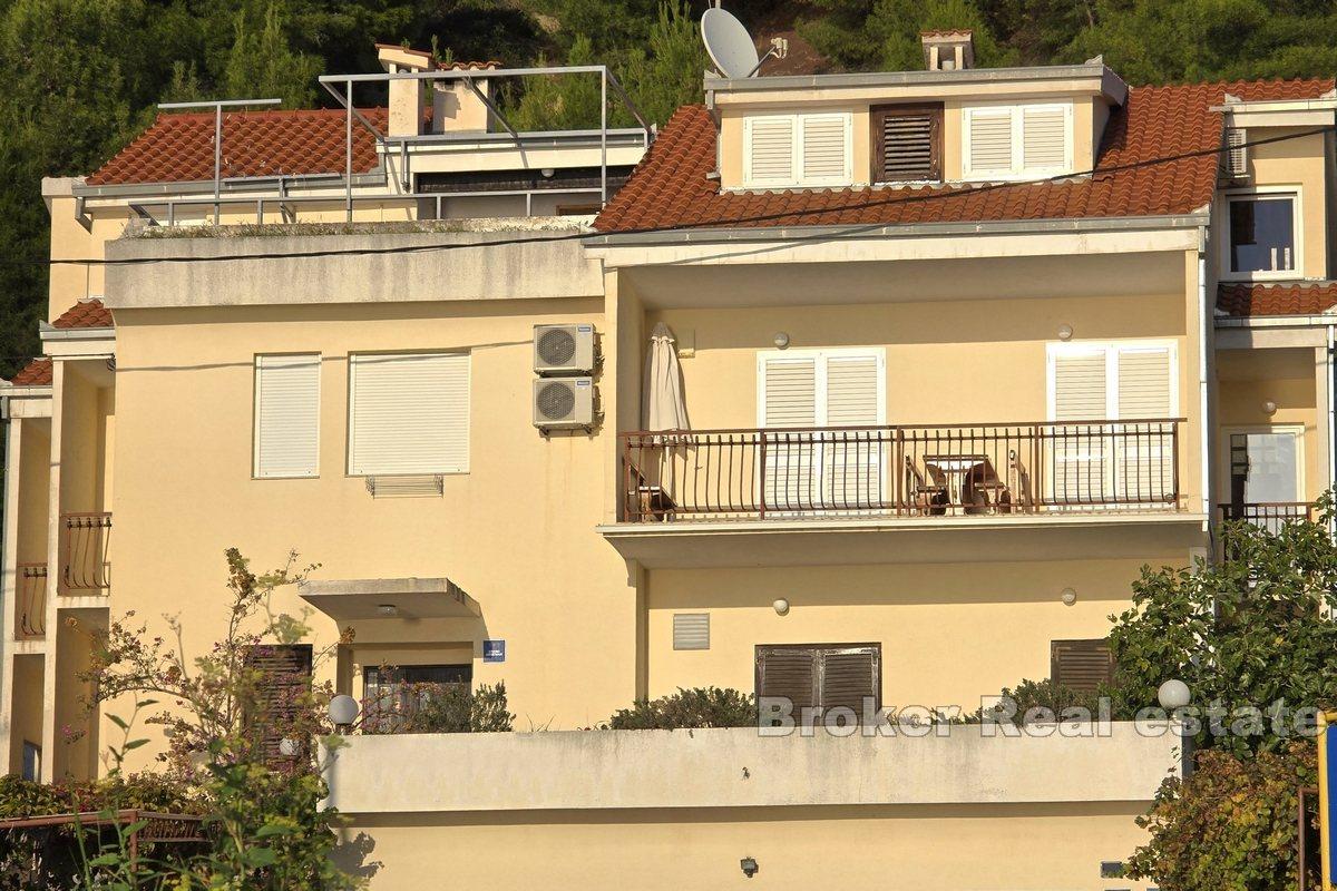 Edificio residenziale e commerciale in riva al mare