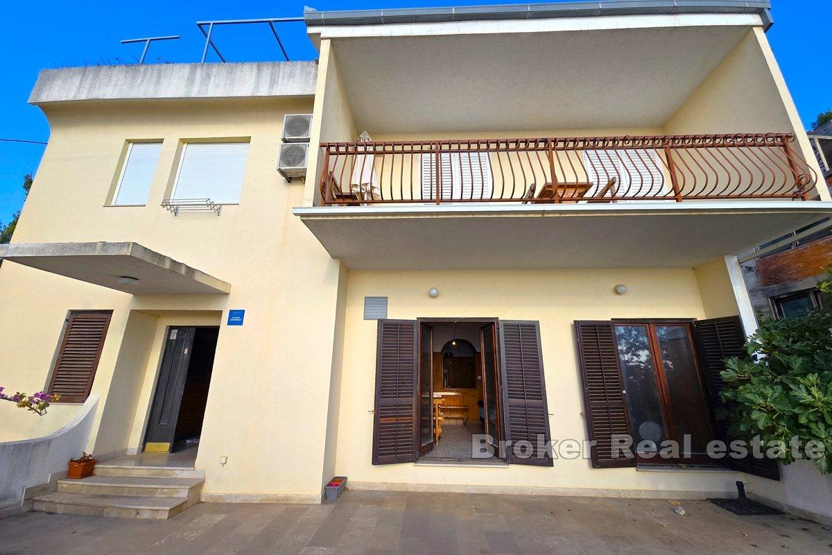 Edificio residenziale e commerciale in riva al mare