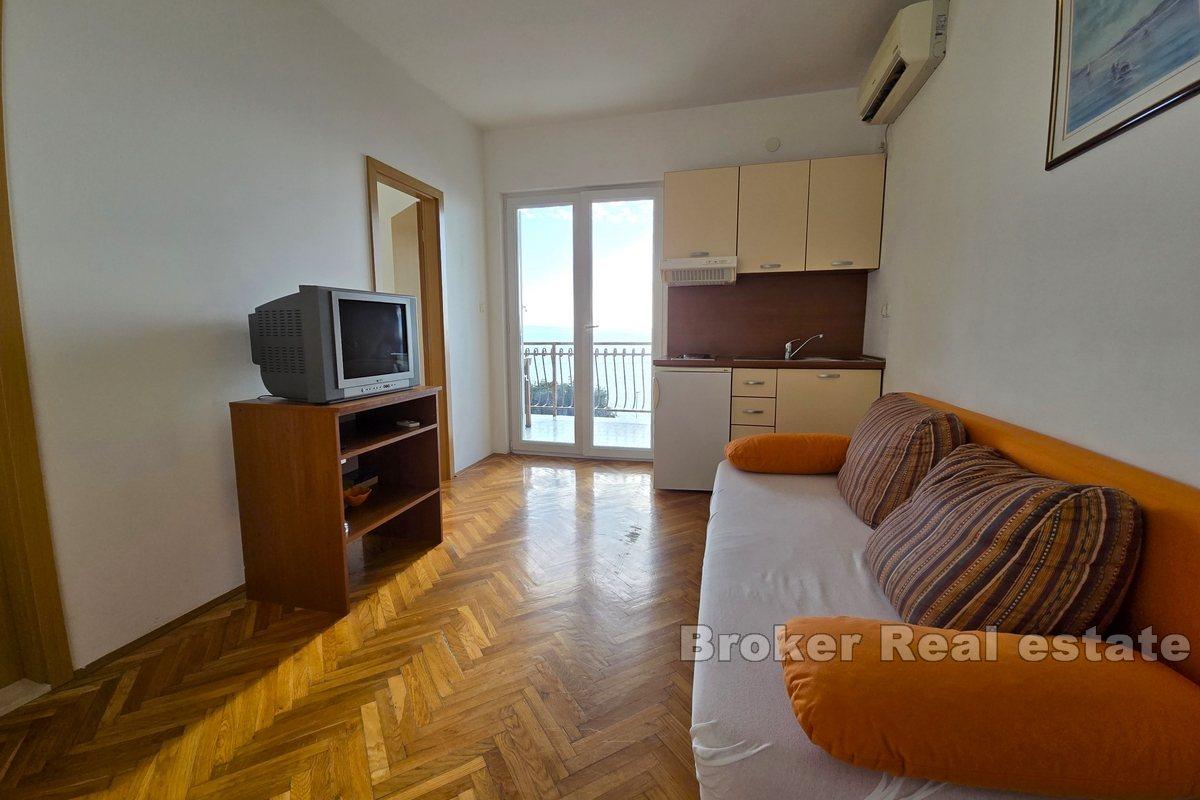 Edificio residenziale e commerciale in riva al mare