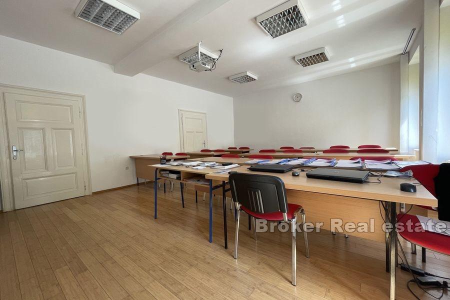 Good, spacious business premises